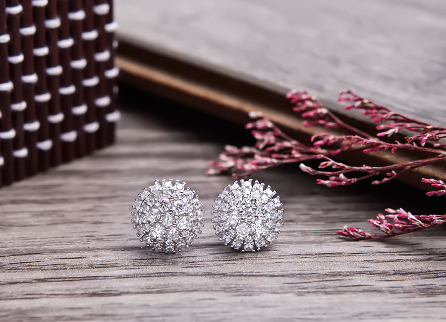 Mẫu trang sức với kiểu d&aacute;ng mang sắc m&agrave;u nữ t&iacute;nh.