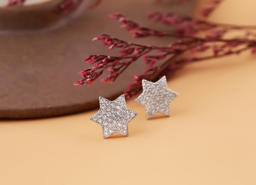 Tạo hình ngôi sao 6 cánh với vẻ lấp lánh được tạo ra từ những viên đá nhỏ.