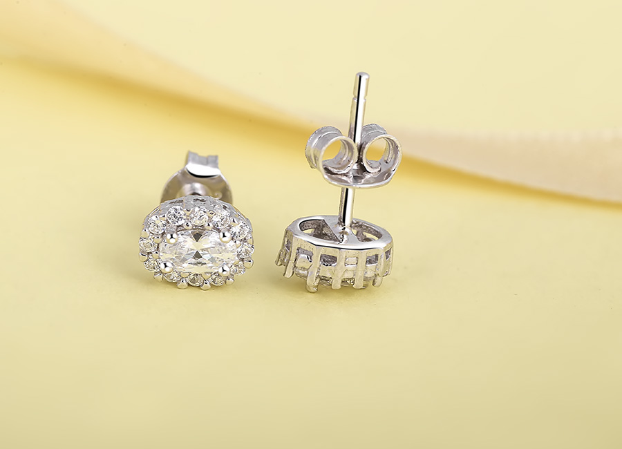 Mọi chi tiết tr&ecirc;n mẫu nữ trang đều được chế t&aacute;c rất cẩn thận.