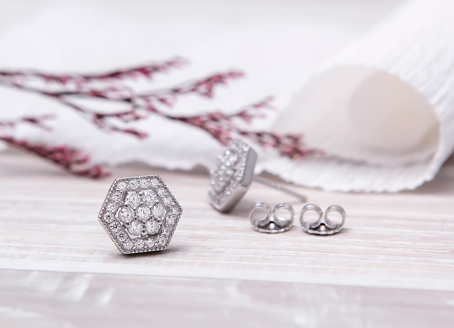 Sản phẩm mang một sắc trắng nhẹ nh&agrave;ng nhưng v&ocirc; c&ugrave;ng nổi bật.