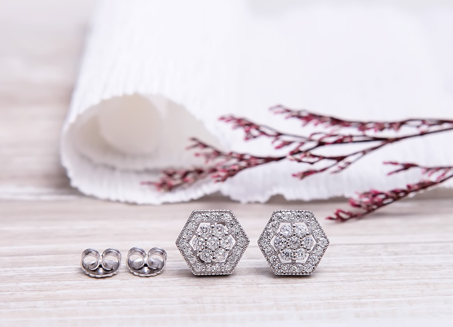 Khuy&ecirc;n tai dạng nụ tr&ograve;n cho ph&eacute;p bạn mix & marth với rất nhiều item kh&aacute;c nhau.