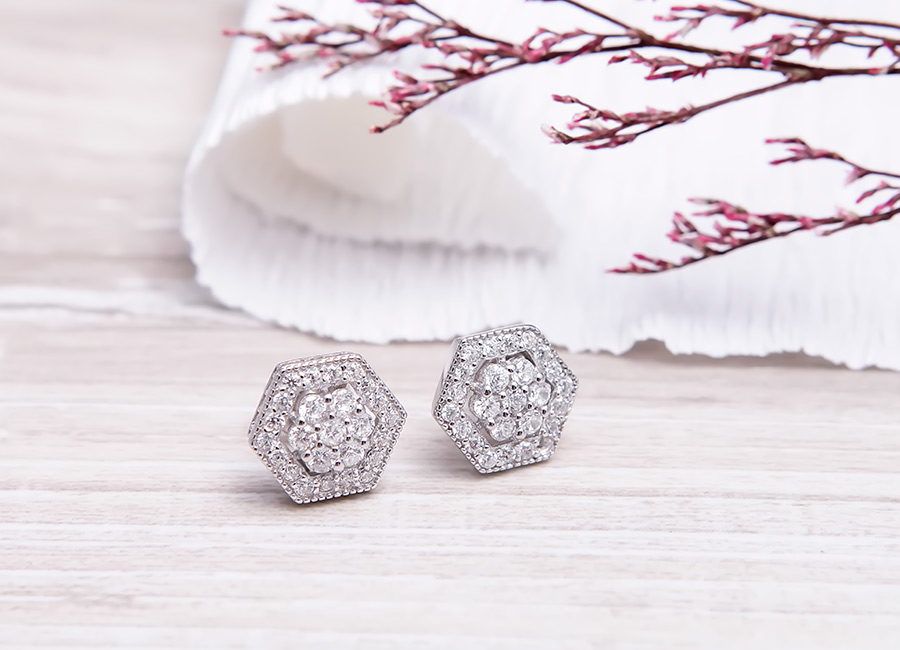 B&ocirc;ng tai bạc Obsession gi&uacute;p bạn tự tin tỏa s&aacute;ng ở bất cứ nơi đ&acirc;u.