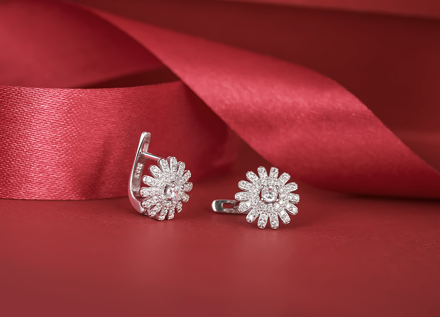 Bề mặt b&ocirc;ng tai lấp l&aacute;nh khơi gợi n&eacute;t nữ t&iacute;nh tiềm ẩn trong mỗi c&ocirc; g&aacute;i.