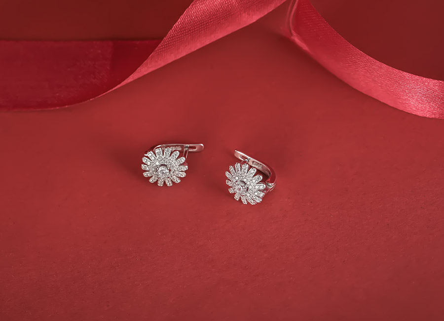 D&ugrave; c&oacute; k&iacute;ch cỡ nhỏ xinh nhưng đ&ocirc;i b&ocirc;ng tai sẽ mang lại vẻ đẹp to lớn cho bạn.