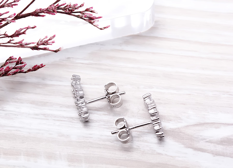 Khuy&ecirc;n đeo dễ d&agrave;ng với phần chốt chắc chắn.