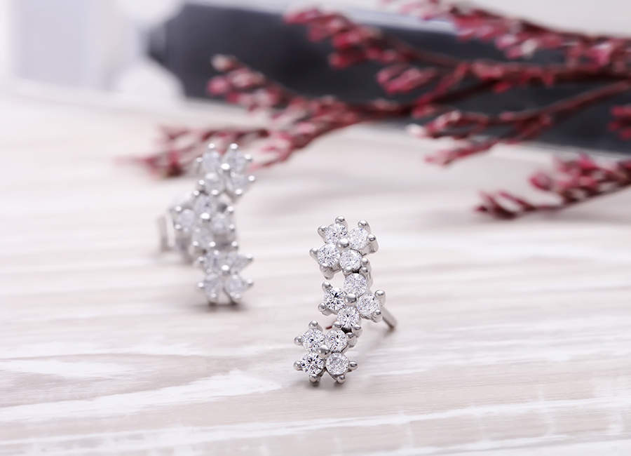 Dải hoa mềm mại với tạo h&igrave;nh uốn cong mang lại n&eacute;t nữ t&iacute;nh cho người đeo.