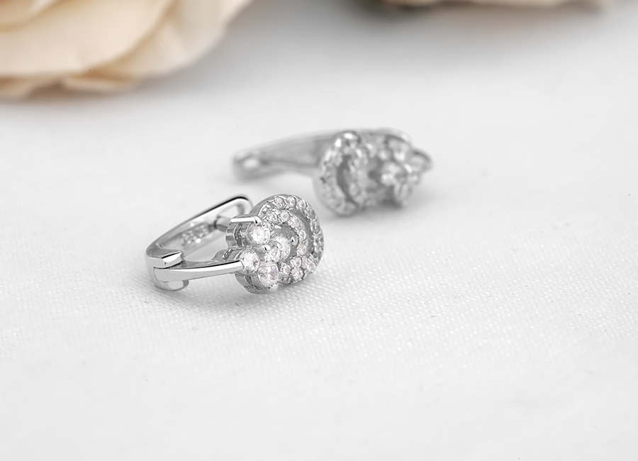 Mẫu b&ocirc;ng tai đậm chất nữ t&iacute;nh với sắc m&agrave;u lung linh.