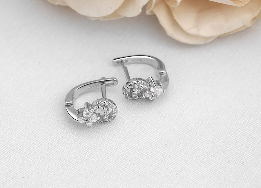 Kiểu khuy&ecirc;n đeo sử dụng kh&oacute;a chốt chữ U đảm bảo chắc chắn.