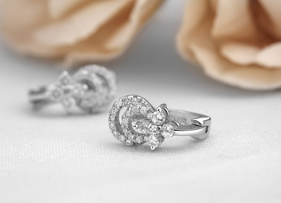 Những vi&ecirc;n đ&aacute; s&aacute;ng lấp l&aacute;nh nổi bật trong tạo h&igrave;nh sản phẩm.