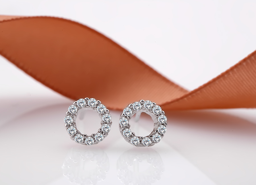 Đ&ocirc;i b&ocirc;ng tai sở hữu kiểu d&aacute;ng sang trọng, lấp l&aacute;nh.