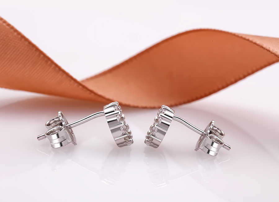 Kiểu khuy&ecirc;n nụ n&ecirc;n k&iacute;ch cỡ của ch&uacute;ng kh&aacute; nhỏ.