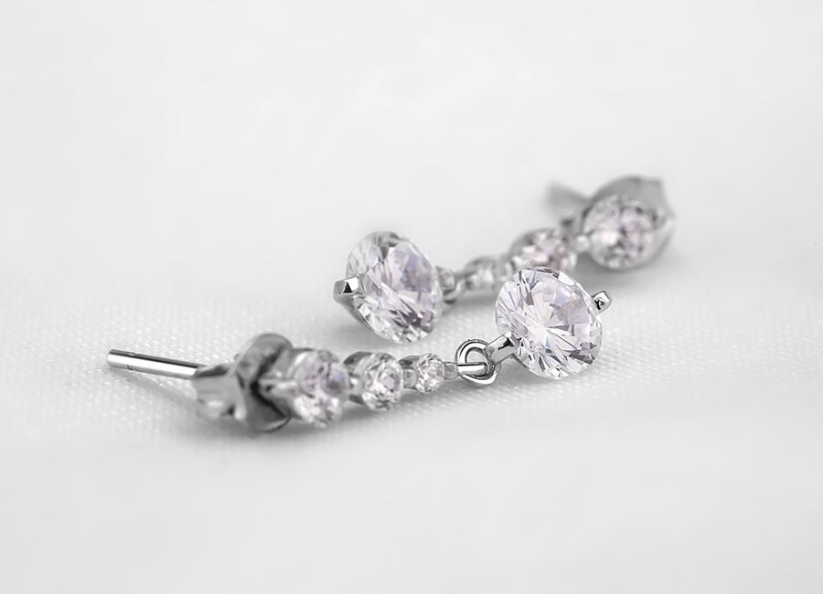 Đ&aacute; sử dụng nạm tr&ecirc;n mẫu b&ocirc;ng tai l&agrave; Cubic Zirconia.