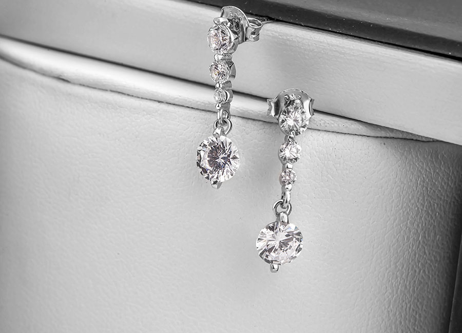 Bạn g&aacute;i nổi bật trong đ&aacute;m đ&ocirc;ng hơn nhờ trưng diện mẫu nữ trang ấn tượng n&agrave;y.