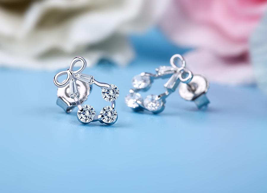 Mặt trước của b&ocirc;ng tai cầu kỳ với những đường n&eacute;t mềm mại.