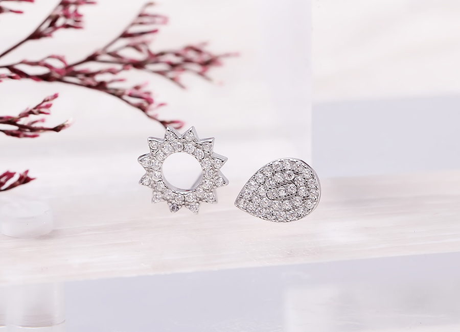 Cận cảnh tạo h&igrave;nh đối lập giữa hai mặt b&ocirc;ng tai bạc.