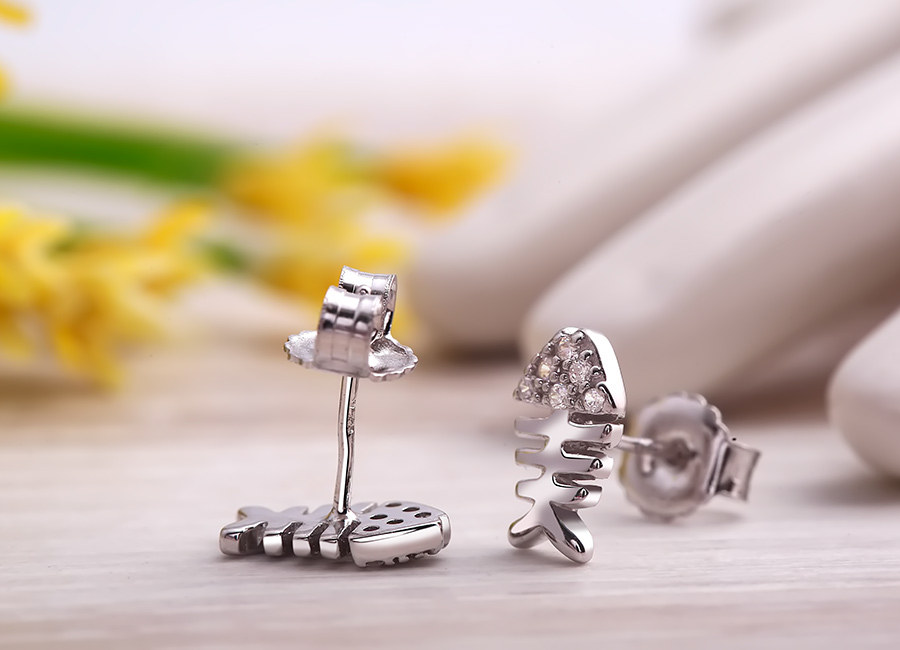 Mẫu trang sức chắc chắn với phần chốt kh&oacute;a.