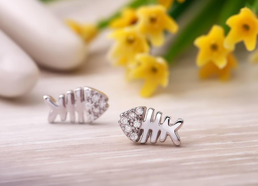 Ch&uacute;t đ&aacute; trắng nạm l&agrave;m điểm nhấn phần mặt b&ocirc;ng tai.