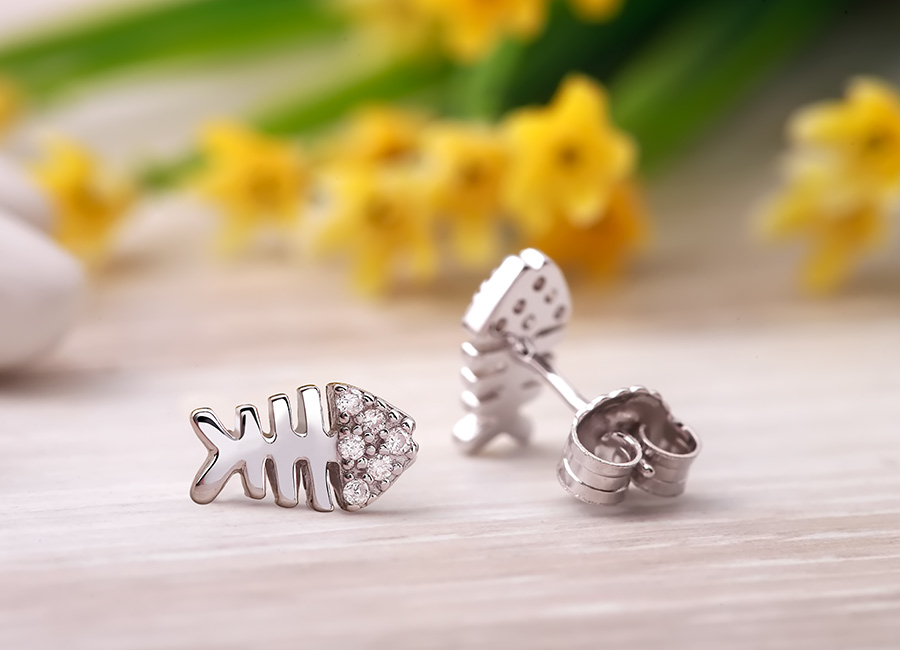 Khuy&ecirc;n tai nụ lu&ocirc;n đảm bảo dễ đeo nhất.