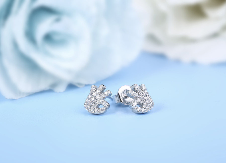 Tạo h&igrave;nh b&agrave;n tay ngộ nghĩnh của mẫu b&ocirc;ng tai.