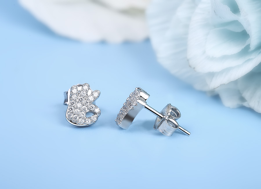 Kiểu d&aacute;ng khuy&ecirc;n nụ c&oacute; chốt g&agrave;i nằm ở mặt lưng.