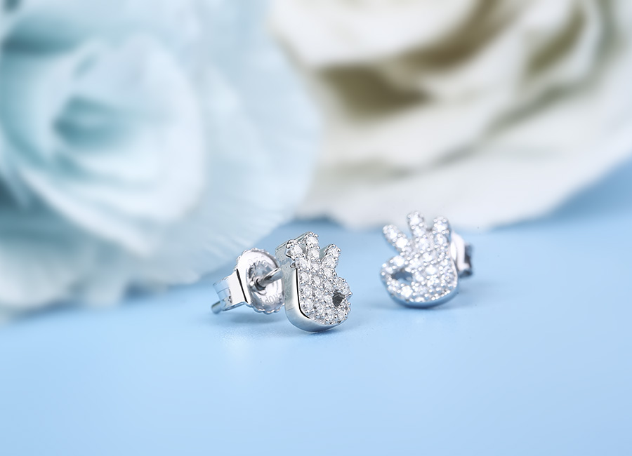 Mẫu b&ocirc;ng tai nhỏ xinh l&agrave;m điệu cho bạn g&aacute;i.