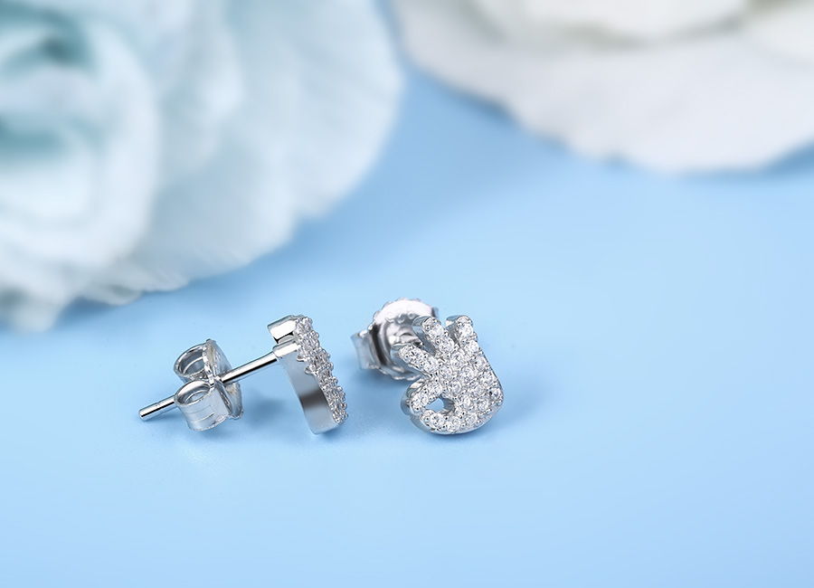 Chi tiết nạm đ&aacute; gi&uacute;p m&oacute;n trang sức nổi bật v&agrave; hấp dẫn hơn.