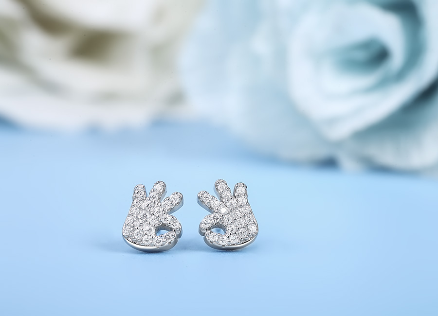 B&ocirc;ng tai bạc The Hand hợp với những bạn trẻ năng động.