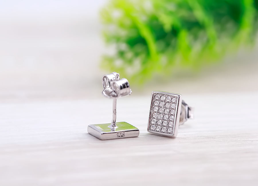 Lấp l&aacute;nh sắc s&aacute;ng từ đ&aacute; nạm lung linh m&agrave;u trắng.