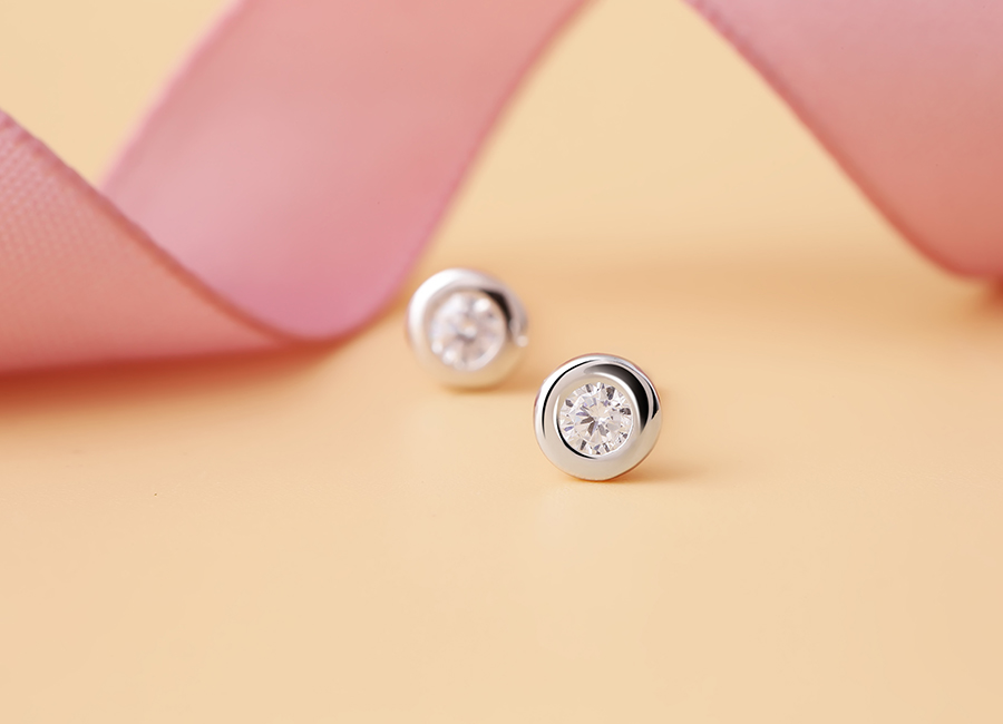 Vi&ecirc;n đ&aacute; s&aacute;ng nằm gọn trong khung tr&ograve;n bạc.