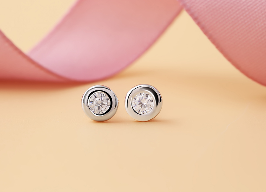 Vẻ đẹp long lanh to&aacute;t ra từ đ&ocirc;i b&ocirc;ng tai nhỏ xinh.