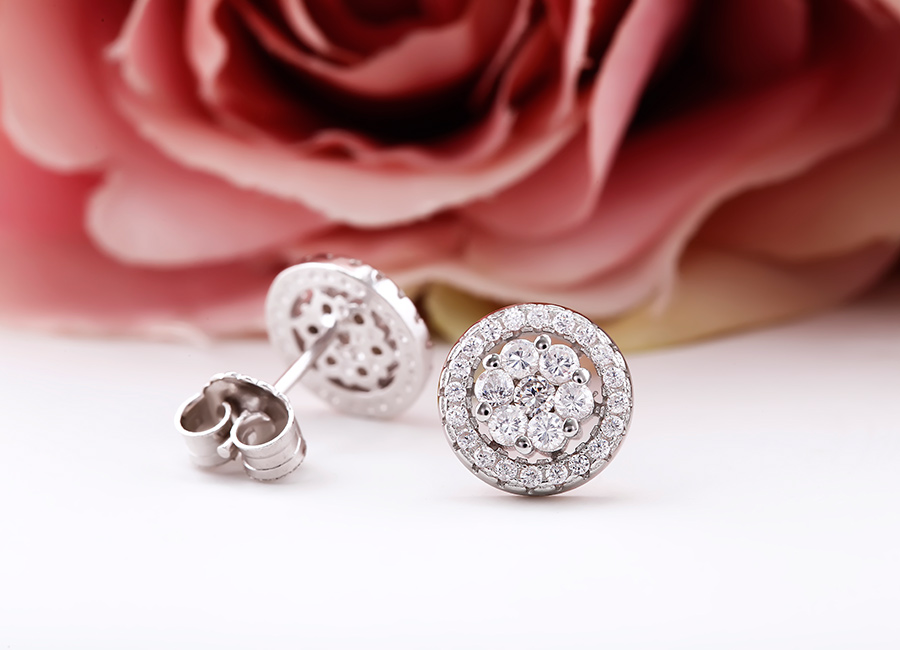 B&ocirc;ng tai nụ nhỏ xinh, phần mặt điệu đ&agrave;.