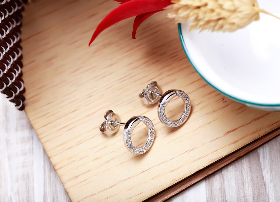 Khu&ocirc;n h&igrave;nh tr&ograve;n mềm mại được tạo dựng rỗng trong l&ograve;ng.