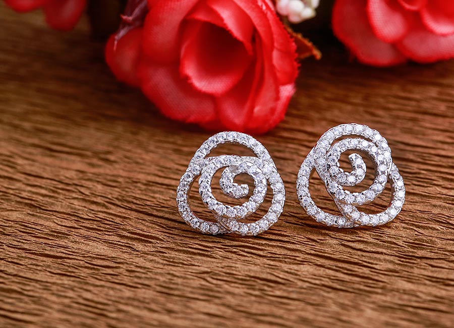 Mặt b&ocirc;ng tai mang h&igrave;nh b&ocirc;ng hoa đang nở.