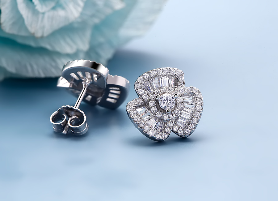 B&ocirc;ng tai bạc Jinx Love bề mặt nạm đ&aacute; kỳ c&ocirc;ng.