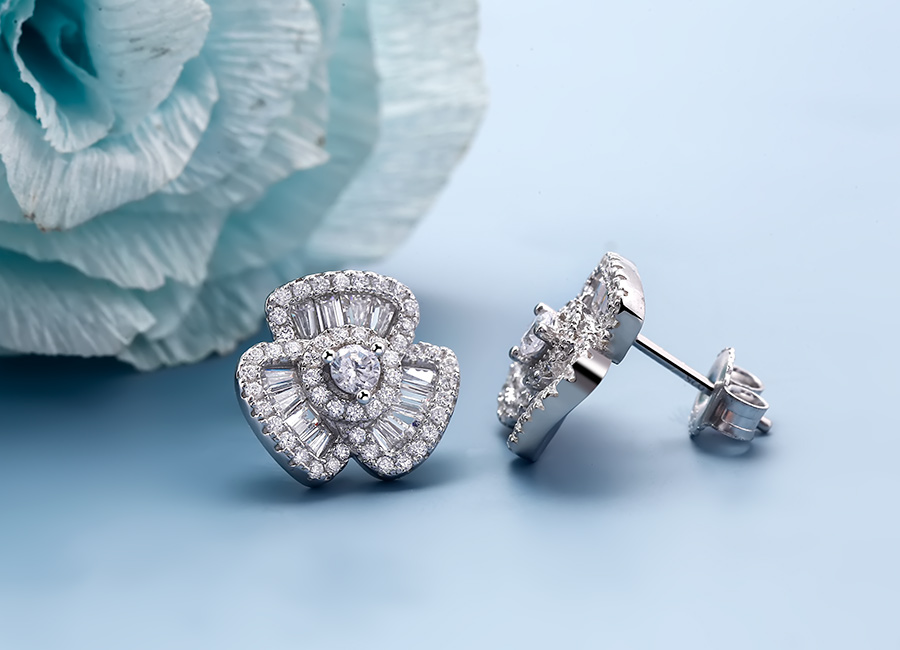 Những vi&ecirc;n đ&aacute; CZ được sử dụng kh&aacute; l&agrave; đa dạng.