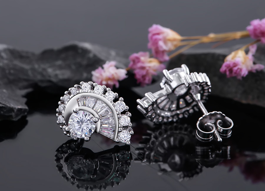 Một nửa khu&ocirc;n h&igrave;nh tr&aacute;i tim được nạm đ&aacute; tinh xảo, lấp l&aacute;nh.