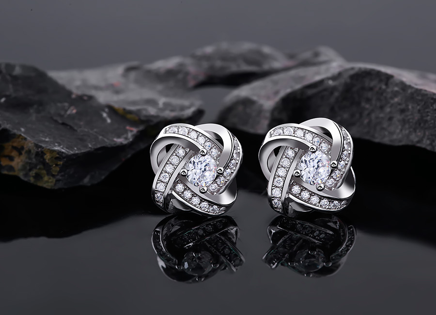 Mẫu b&ocirc;ng tai kiểu d&aacute;ng nụ, rất dễ phối hợp với nhiều kiểu trang phục kh&aacute;c nhau.