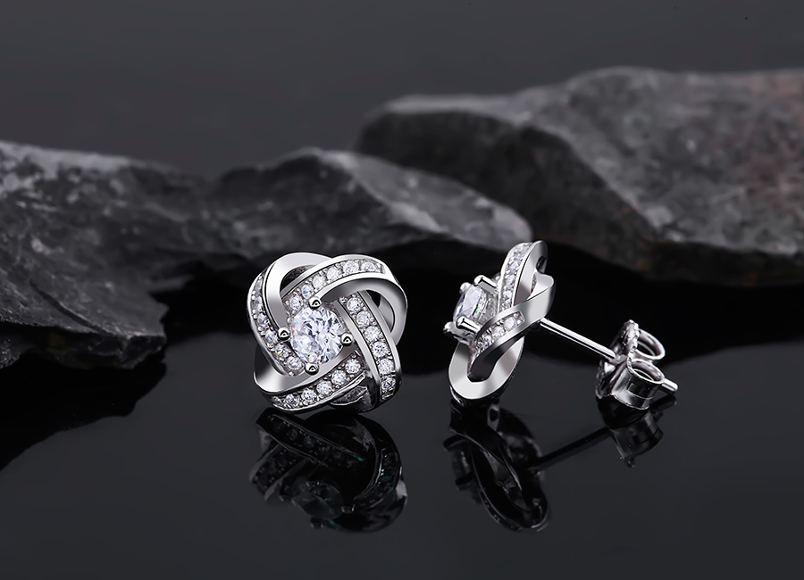 Những v&ograve;ng xo&aacute;y nhỏ đan v&agrave;o nhau gắn kết, s&aacute;ng lấp l&aacute;nh. 