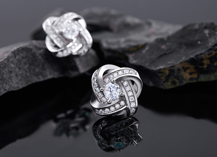 Mặt b&ocirc;ng tai với sắc s&aacute;ng sắc sảo.