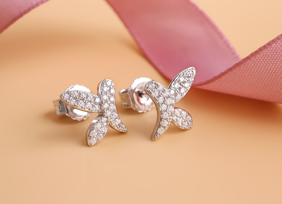 Mẫu nữ trang tạo h&igrave;nh c&aacute;nh bướm quyến luyến, y&ecirc;u thương nhau.
