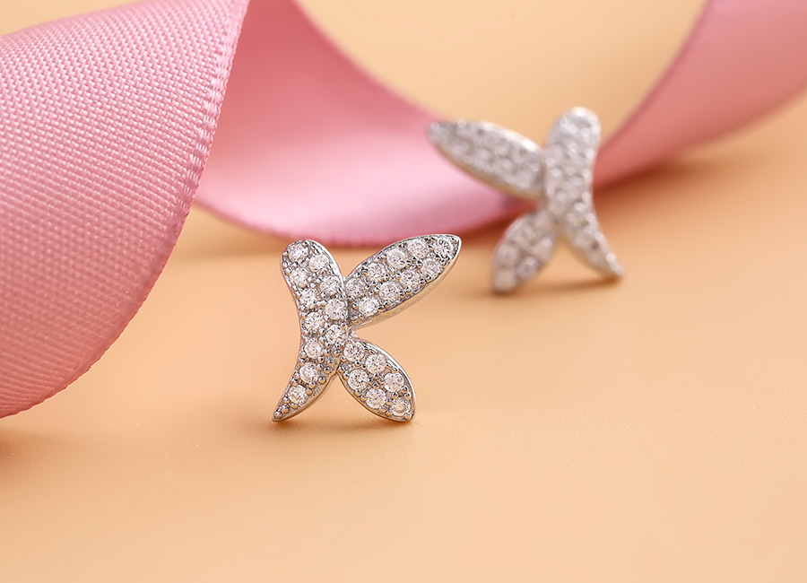 Sử dụng chất liệu đ&aacute; nạm Cubic Zirconia v&ocirc; c&ugrave;ng lung linh.