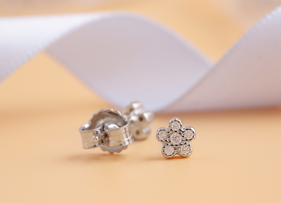 Đ&ocirc;i b&ocirc;ng tai với họa tiết b&ocirc;ng hoa c&aacute;nh tr&ograve;n.