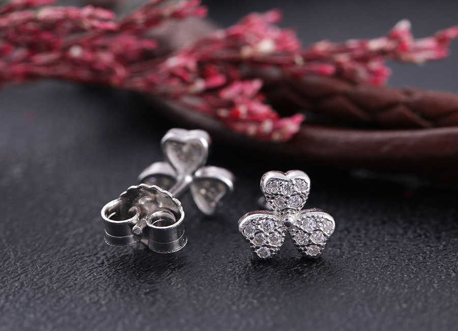 Chốt kh&oacute;a si&ecirc;u chắc chắn nằm ở mặt lưng.