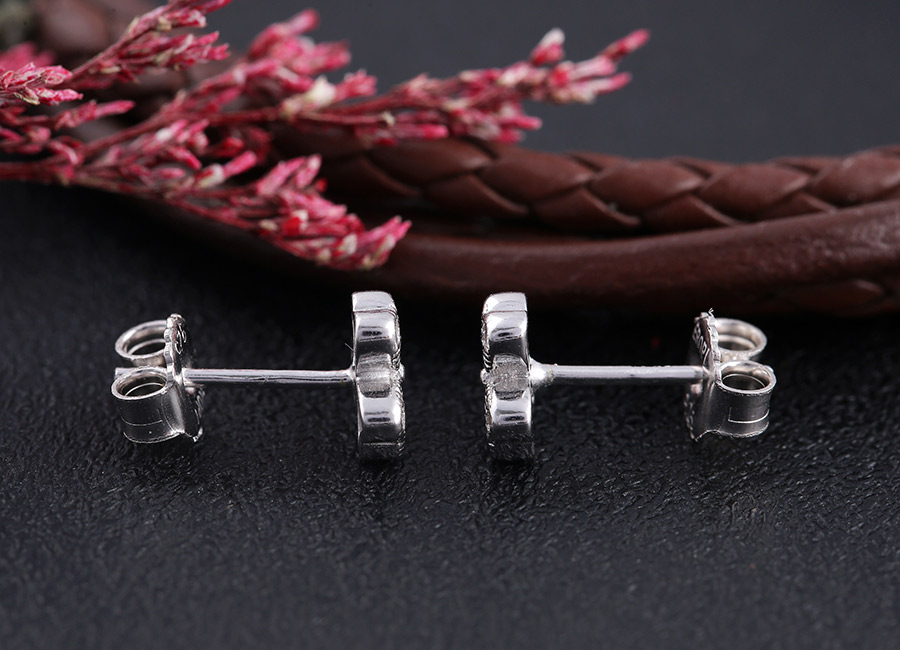 Nhỏ xinh, dịu d&agrave;ng t&ocirc; tiểm v&ugrave;ng tai của bạn g&aacute;i.