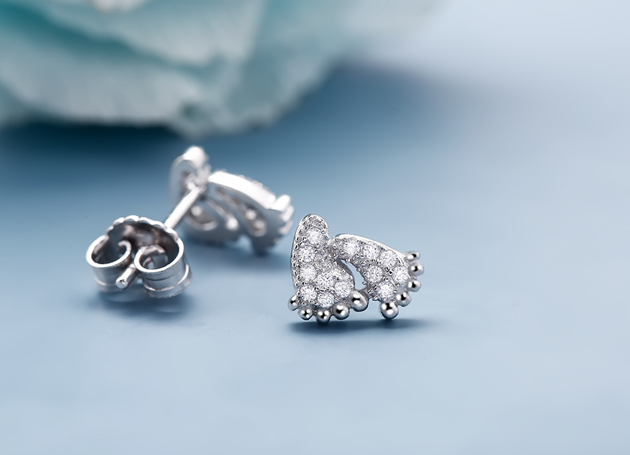 Sắc s&aacute;ng của đ&aacute; CZ đem đến độ lấp l&aacute;nh cho đ&ocirc;i b&ocirc;ng tai.