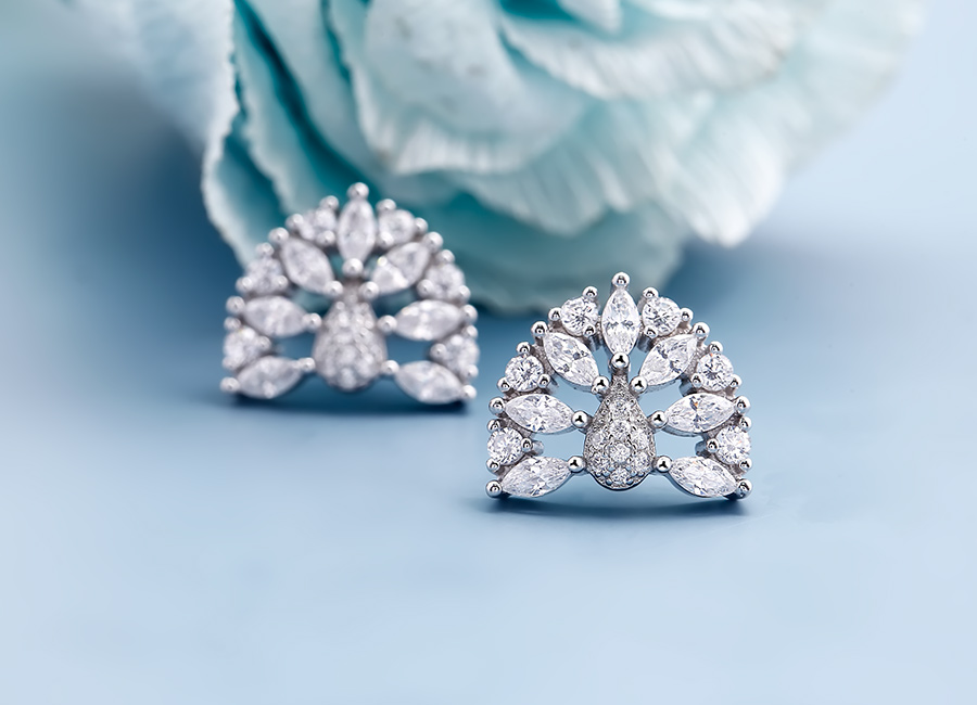 Những vi&ecirc;n đ&aacute; được nạm v&ocirc; c&ugrave;ng sắc sảo.