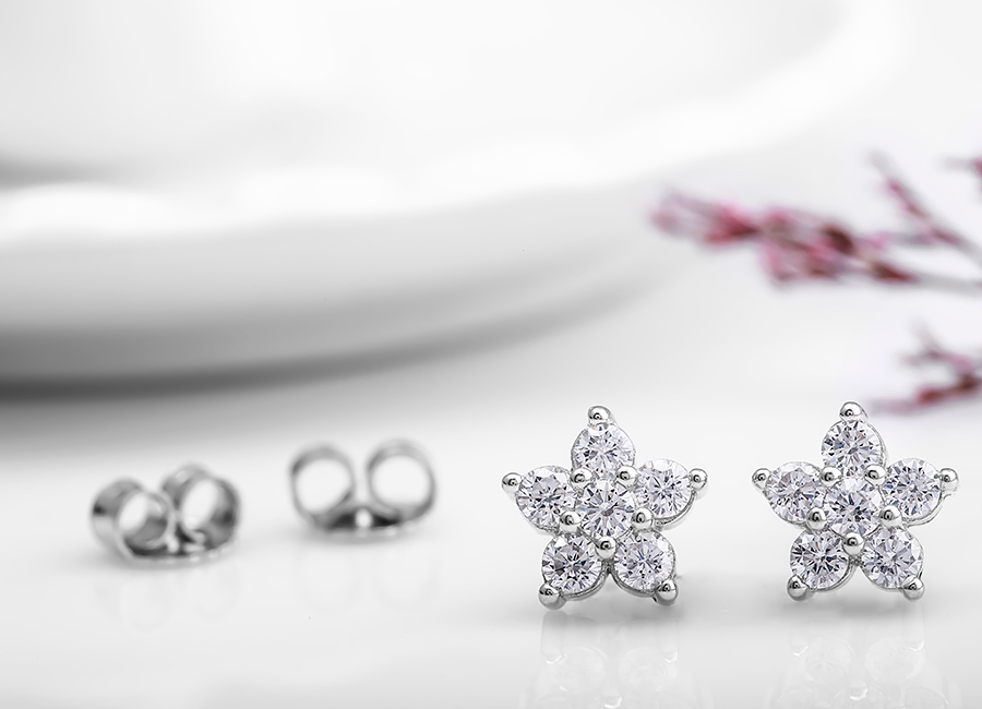 B&ocirc;ng tai bạc Van Flower mang đến sắc trẻ ngọt ng&agrave;o.