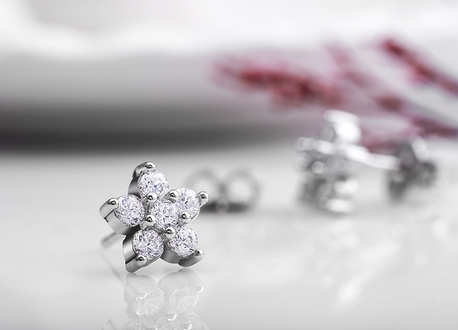 Tạo h&igrave;nh sinh động với chi tiết nạm đ&aacute; cẩn thận.