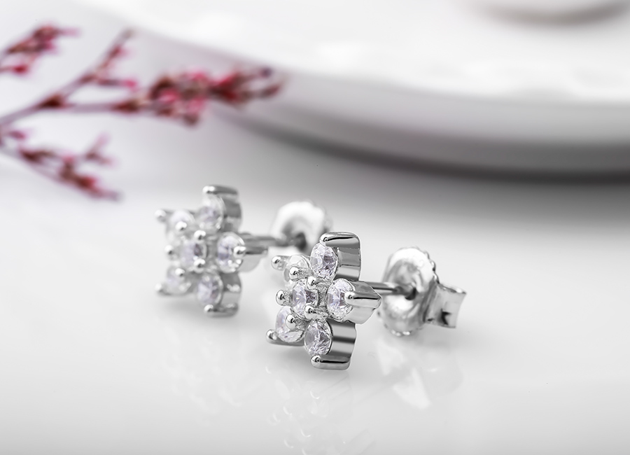 Kiểu d&aacute;ng khuy&ecirc;n nụ đảm bảo v&ocirc; c&ugrave;ng dễ đeo.