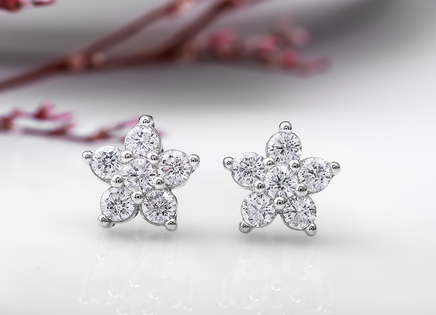 Một ch&uacute;t đ&aacute; CZ nhấn nh&aacute; cho c&aacute;nh hoa th&ecirc;m tươi tắn.